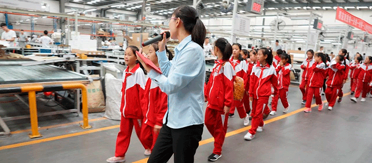 金岭小学和金茵小学学生参观山东ga黄金甲再生再生资源股份有限公司生产车间