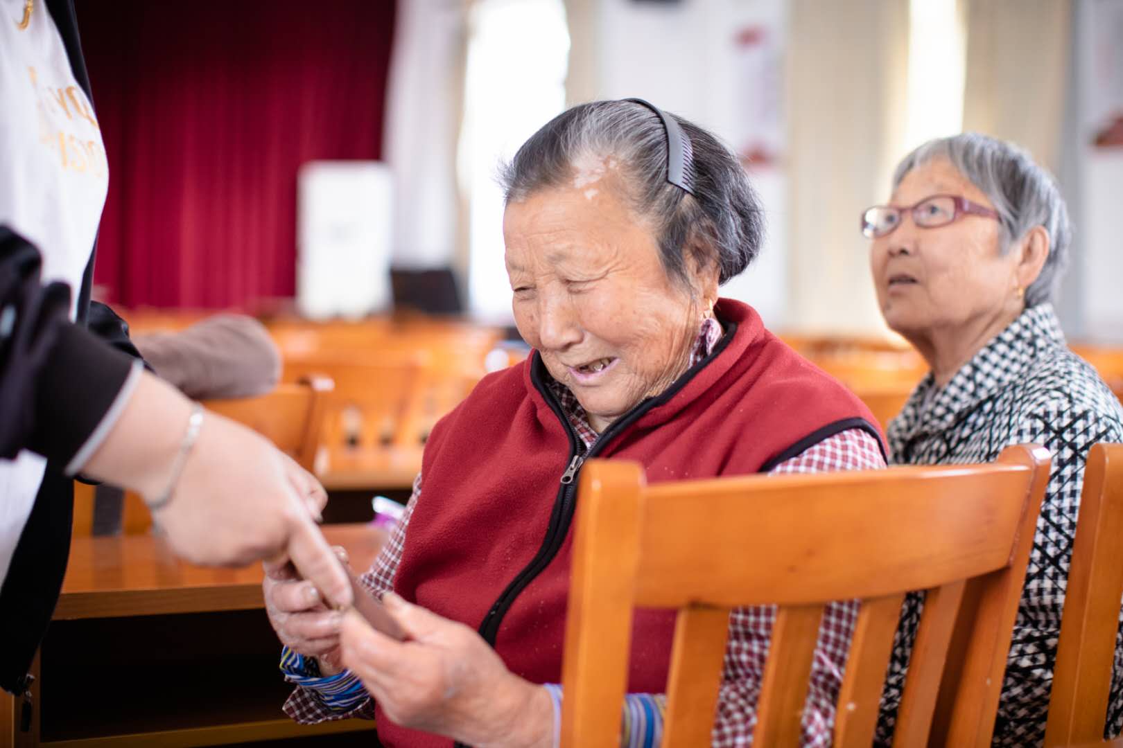 上海ga黄金甲实业有限公司向社区老人捐赠相框